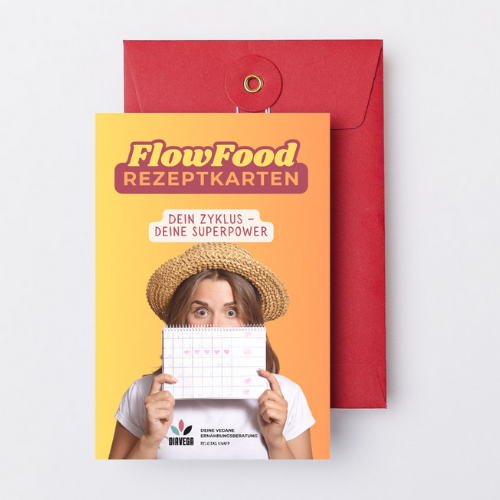 FlowFood-Rezeptkarten – Diavega – Deine vegane Ernährungsberatung Rezeptkarten mit Titel "FlowFood" auf orangefarbenem Hintergrund, vor rotem Umschlag.